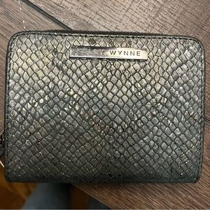 Kelly Wynne wallet